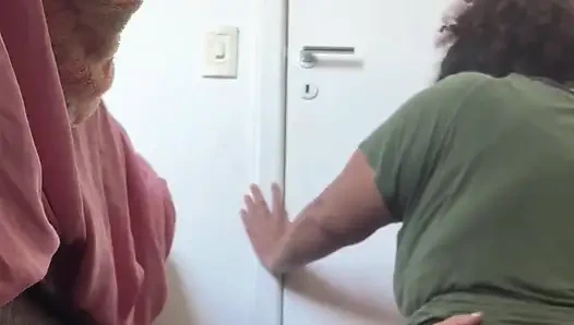 Ibu tiri gemuk dengan becek