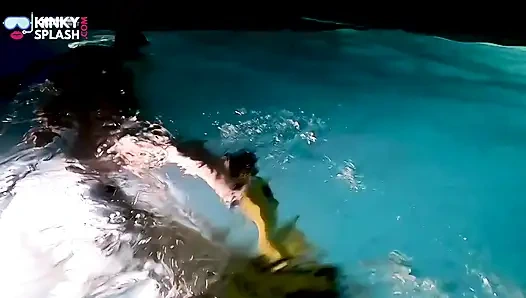 Çıplak şnorkelli gece sürtüğü sualtı oyunu