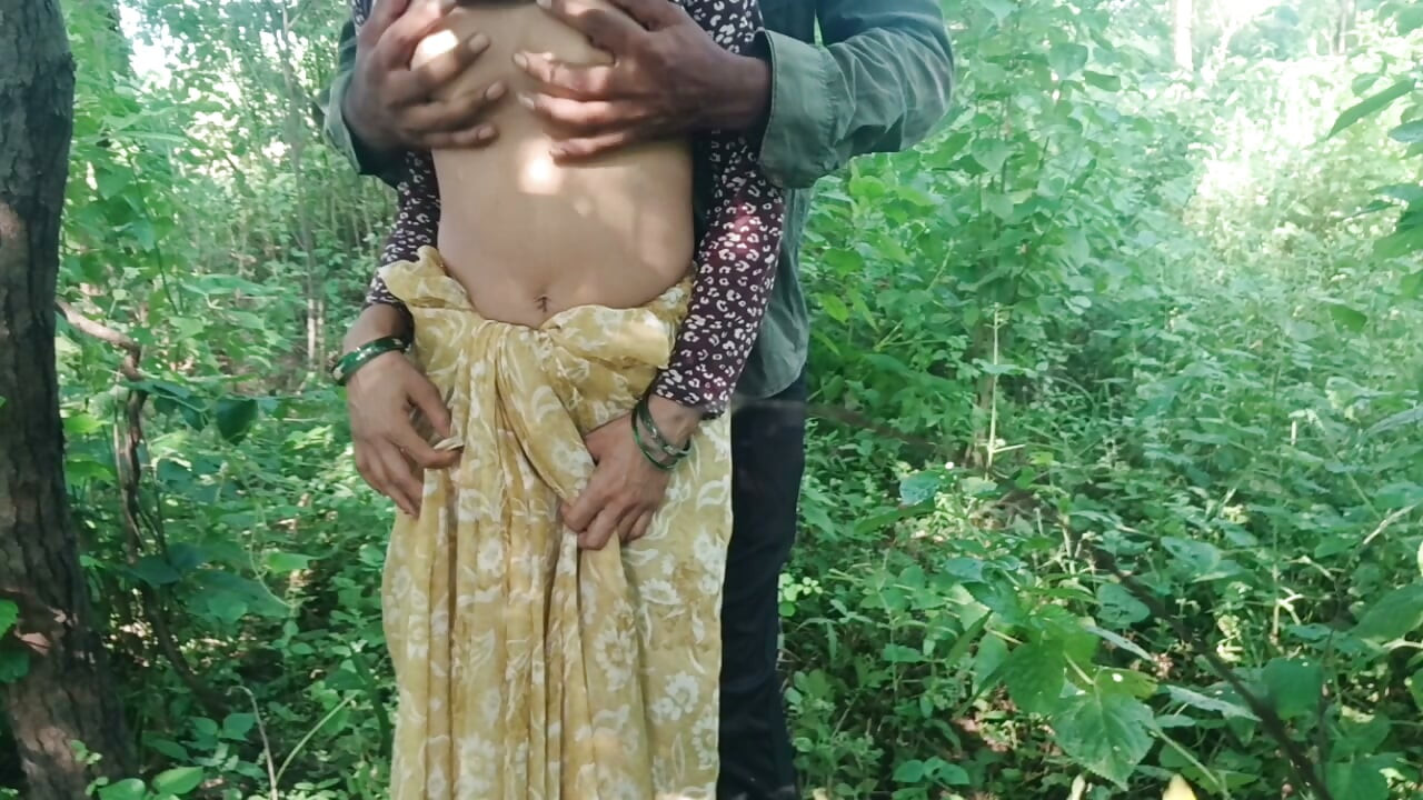 Bhabhi jangal mi akeli mili aur boobs nikala bhabhi ka