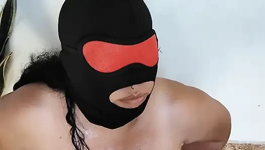 Грудастая индийская дези вкусно сосет - в видео от первого лица