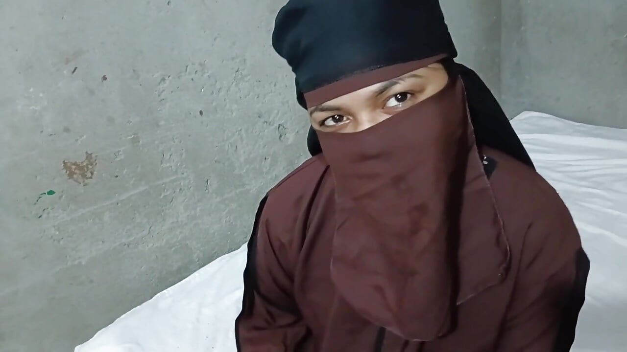 Muslim Girl Gives Gift to House Owner