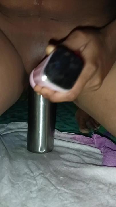 Bhabhi Ne pura botal chut me dal diya