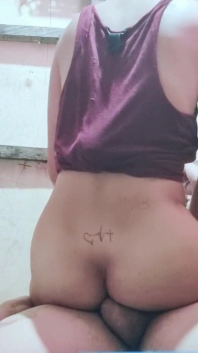 Riesenarsch reitet riesigen schwanz | Clip 1