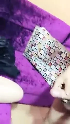 和朋友在Ktv里玩中国业余乐趣