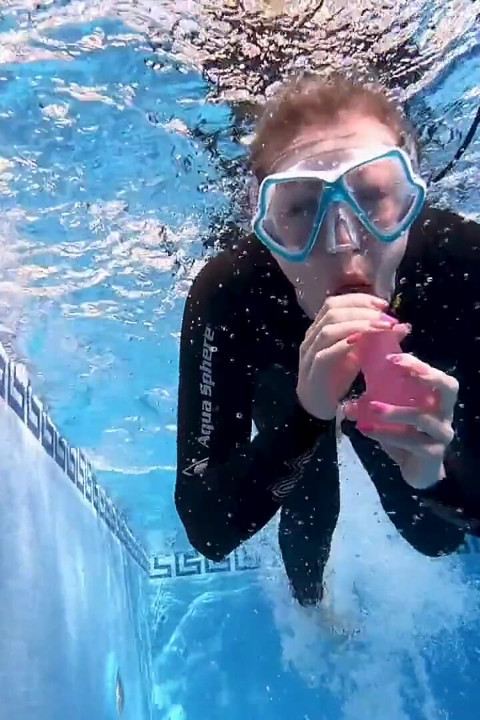 Neoprenanzug dildo-blowjob unter wasser - neopren maskierte lutschschlampe