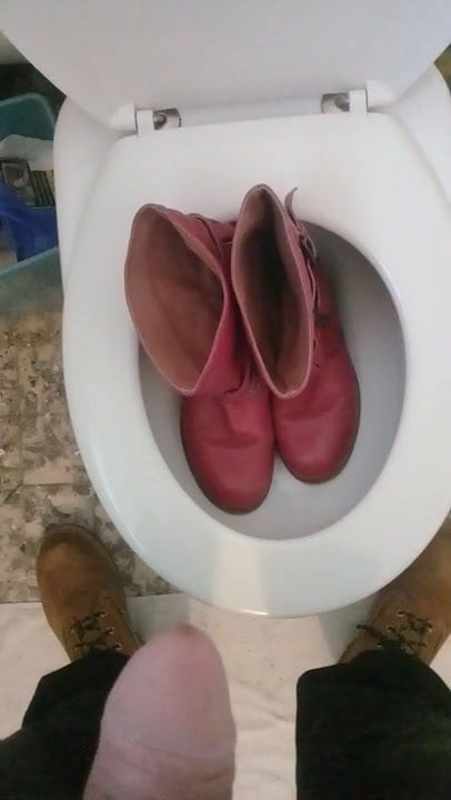 Pee in sister Pink boots