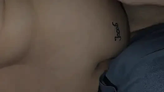 Pergi ke ranjang tanpa celana dan dia mengambil keuntungan dengan ngentot pantat bahenolku sampai dia crot di dalam sebelum tidur