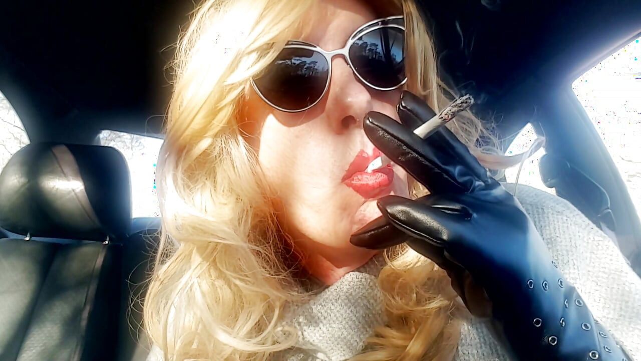 MATURE CD BLONDE SMOKING VS 120s AND APPLYING RED LIPSTICK