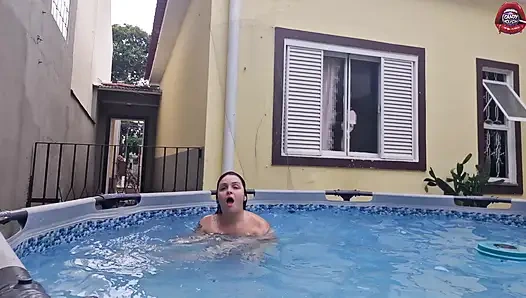 Sürtük Komşun Havuzda Kendini Gösteriyor