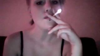 Fille sexy, fétiche qui fume