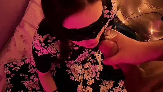 Tatilde maskeli ve elbiseli güzel bir kadından sakso