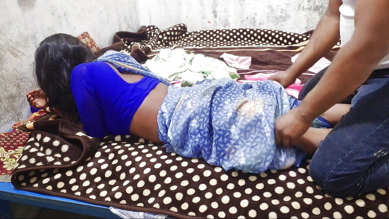 Romantisch koppel neukt in slaapkamer Indische Desi Bhabhi