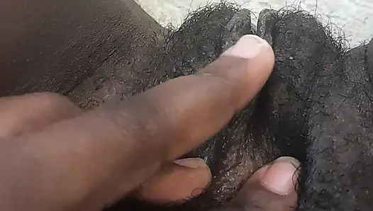 Memek berbulu gemuk hitam Jerman dengan klitoris besar closeup