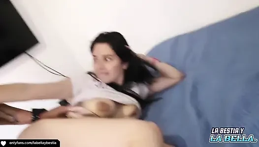 Cowok ini ngentot memekku yang kaya raya dan kontol besarnya muncrat di wajahku