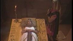 エジプトの女王のように服を着た見事なブロンドがセックス