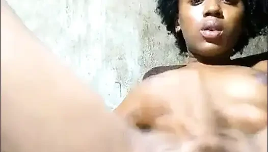 Evde yalnızım ve her şeyim