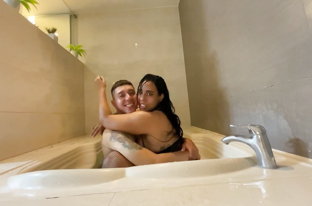 Cewek semok meksiko selingkuh di jacuzzi hotel