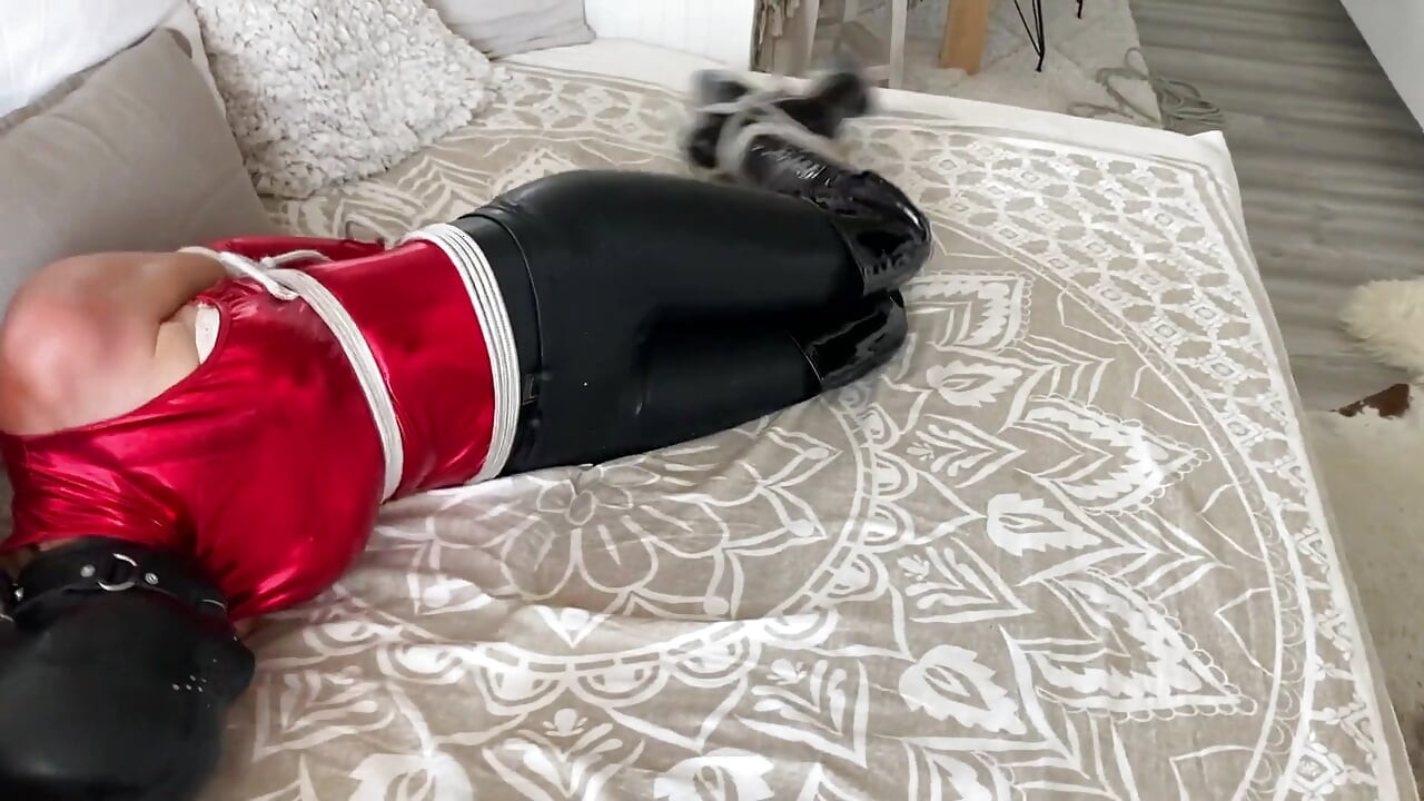 Latex, bondage, talons hauts ligotés