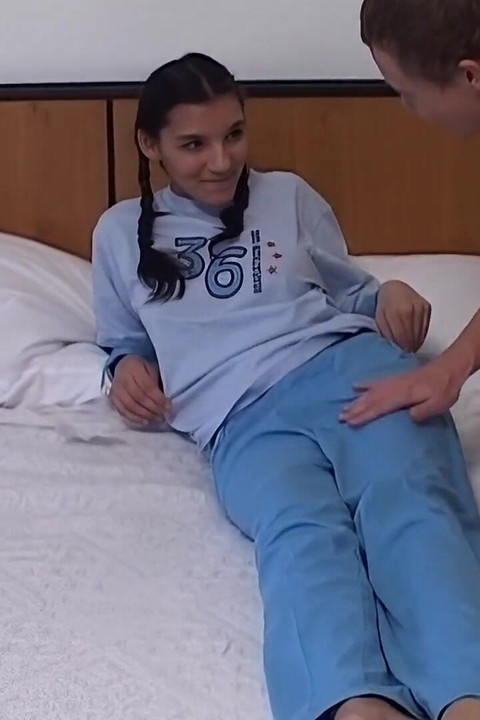 Fodendo morena com peitões no quarto até ela levar gozada interna