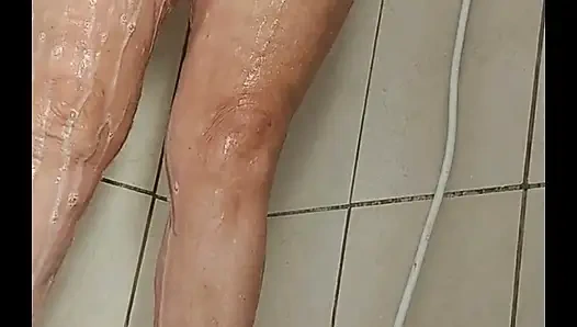 Ibu tiri menunjukkan pakaian yang akan dia kenakan ke karnaval jalanan, bagaimana menurutmu?