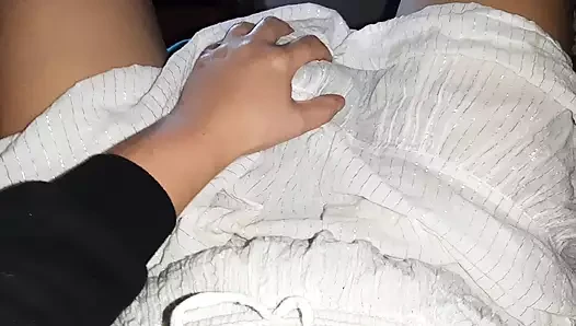 Pacarku, meskipun pemalu, menangani memekku dengan baik dan terampil - ilusi lesbian