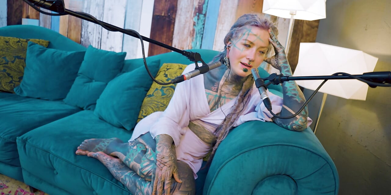 ฉันพูดถึง B - Bordem - ASMR Podcast SFW คุยสาวตัวผอม Goth Dreadlocks นางแบบรอยสักสาวหมึก