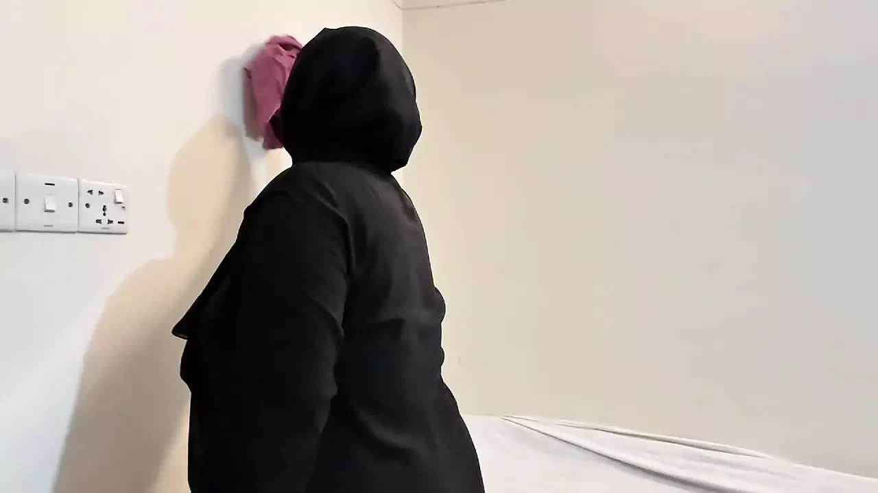 POV: arapska maćeha čisti polu sinu sobu i polu sin su uhvatili njeno veliko dupe i počeo drkanje