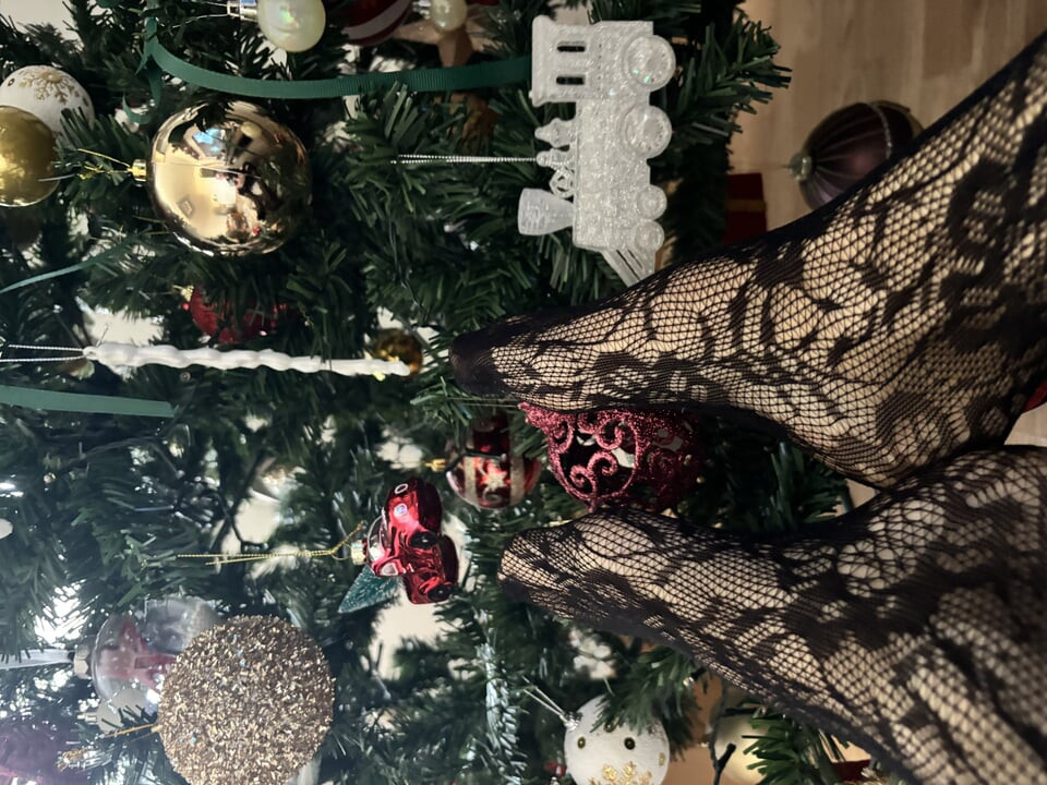 Bermain dengan krismas bertiga dengan kaki saya dalam stoking