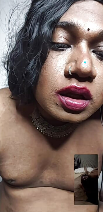 Indyjska trans pokazała swoje seksowne ciało klientowi