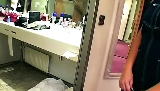 Genişleyen ıslak amcık parmaklarıyla genişliyor