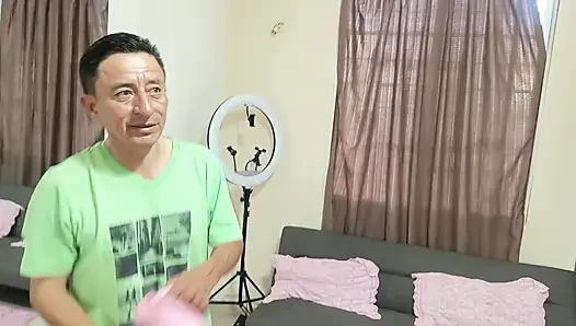 Die zwei schönen, vollbusigen stieftöchter lutschen den schwanz ihres alten stiefvaters