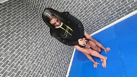 Scissor fight extreme legs by top Babe Alice