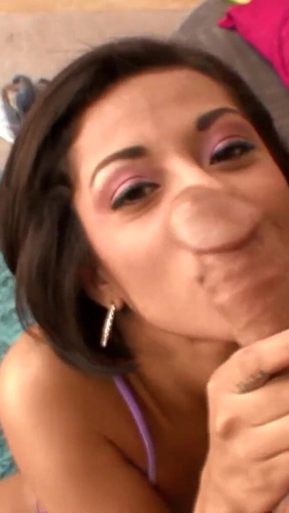 Une salope brune se fait payer avec une bite après avoir lavé une voiture | Clip 1