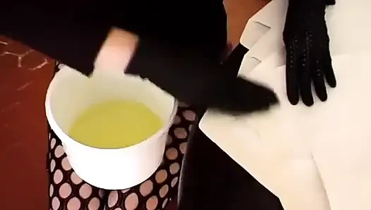 Cewek ini kencing di balik embernya