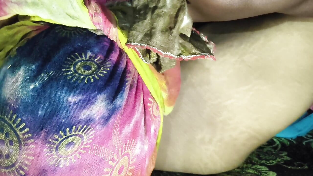 Water fell into the pussy when she put a finger in her pussy.