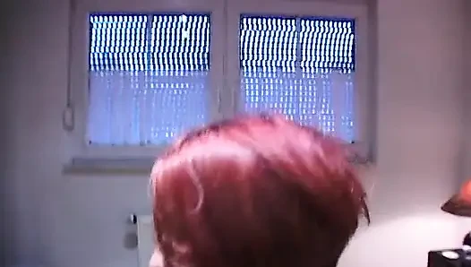 Remaja berambut merah menggosok dan fingering memeknya yang basah