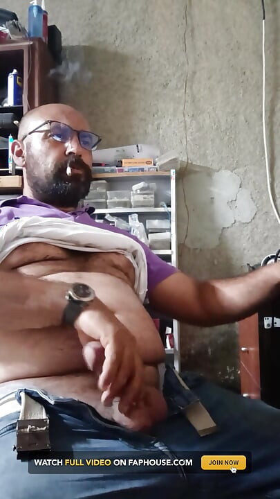 Master Bear Cums with a Cigarette in His Mouth