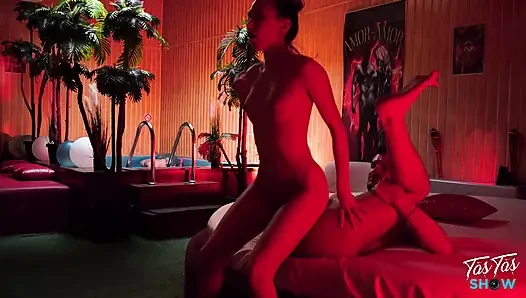 Aku ngasih kejutan spesial sama adik tiriku di klub swinger di hari ulang tahunnya - episode lengkap hd