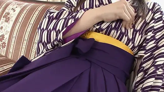 Азиатская крошка играет со своей кучкой и ее застукали