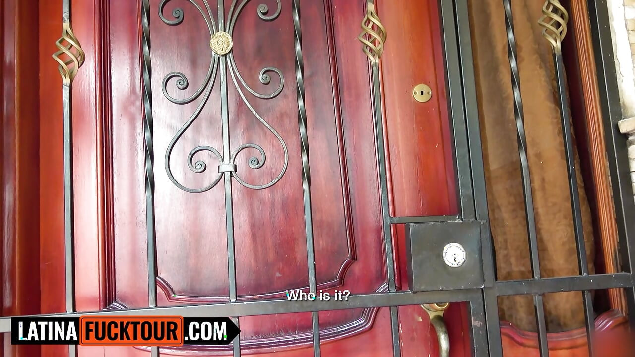 大奶子和屁股拉丁荡妇肛交被大鸡巴美国在业余联播中指责