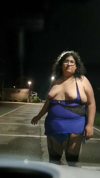 Sissy Vicky sta passeggiando nel parcheggio di notte