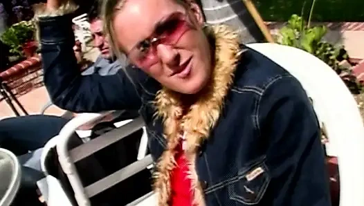 Interrassischer Anal-Urlaub: Heiße Blonde im Freien