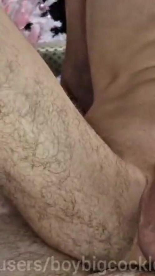 Um estudante com um pau grande quebrou o hímen pela primeira vez e recebeu porra quente na bunda! | Clipe 2