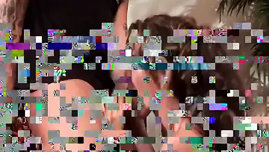 Schlanke brünette mit erstaunlichen titten werden von typen auf der Couch gefickt und gesichtsbesamt