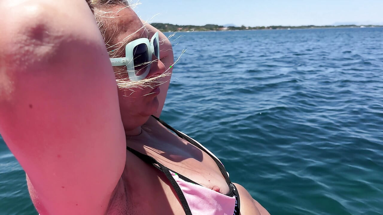 O perigo do charme de Zara revelando meus seios em um veleiro