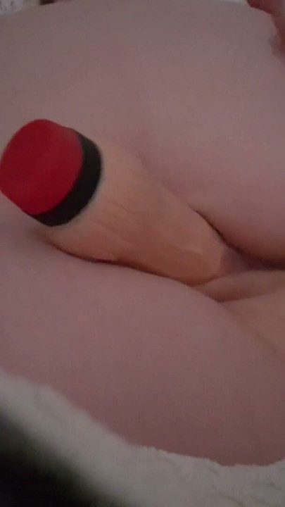 Ich habe einen Schwanzvibrator gekauft, um meine Muschi zu ficken | Clip 1