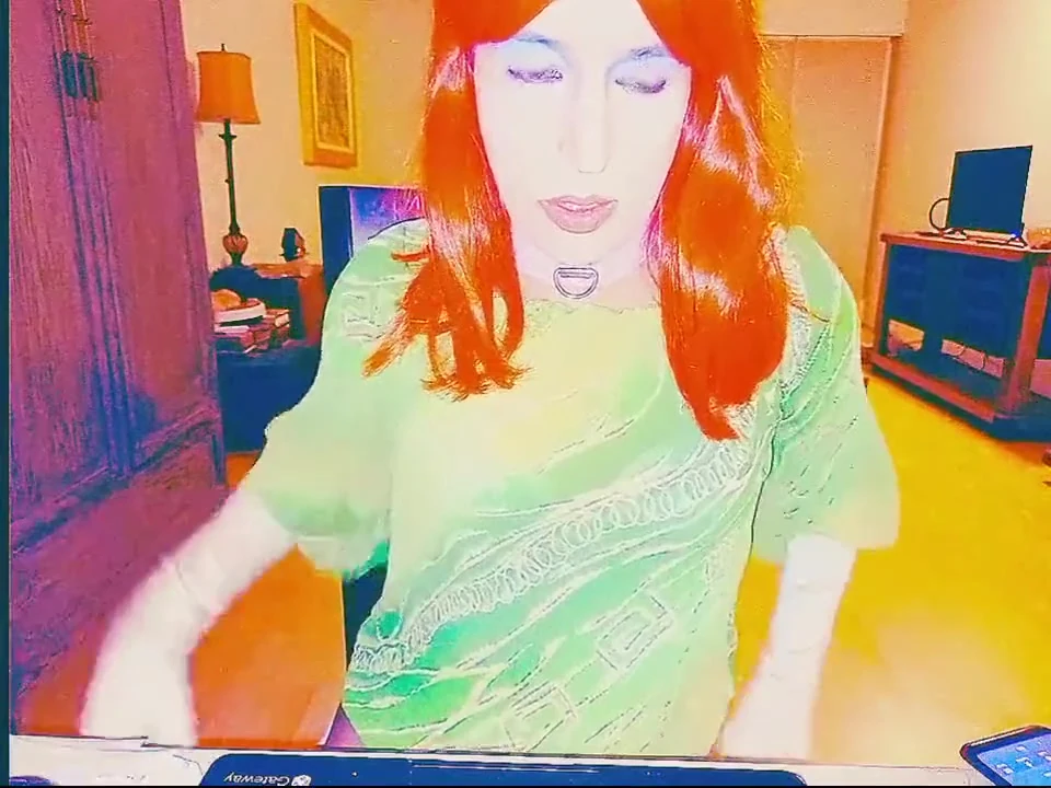 Tammysissy mastürbasyon yapıyor ve idrarıyla oynuyor
