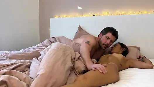 Orta yaşlı seksi kadın amına yarak ve götüne dildo sokuyor ve orgazm olurken çığlık atıyor