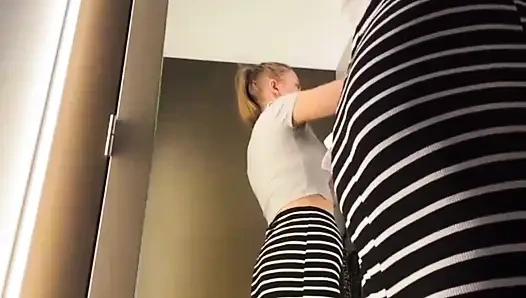 Трахаю пальцами тугую киску в комнате