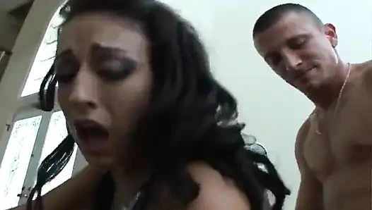 Ateşli orta yaşlı seksi kadın üç büyük yarağı emdikten sonra çifte sikiliyor